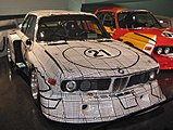 Das von Frank Stella gestaltete BMW Art Car trug beim 24-Stunden-Rennen von Le Mans 1976 die Startnummer 41 und wurde von Brian Redman und Peter Gregg gefahren.