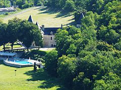 Le château de la Fleunie vu depuis le coteau de l'Escaleyrou.