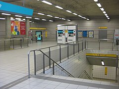 La station République possède une configuration classique avec une salle des billets.