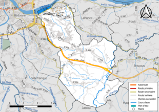 Carte en couleur présentant le réseau hydrographique de la commune