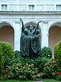 San Benediktoren estatua lorategian.