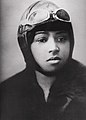 På dette portrettfotoet fra 1921 bærer Bessie Coleman, som var den første afrikansk-amerikanske piloten i USA, flyverhjelm i lær og flyverbriller skjøvet opp på hodet.