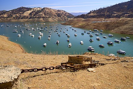 "Boats_on_Lake_Oroville_during_the_2021_drought.jpg" by User:Frank Schulenburg