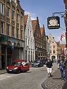 Calle apiñonada de Brujas