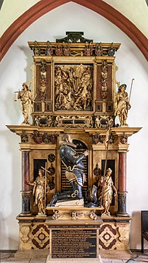 Kloster Walkenried - Das hölzerne Prunk-Epitaph ist dem letzten Hohnsteiner Grafen Ernst VII. gewidmet; es wurde 1602 von der zweiten Gemahlin des Verstorbenen gestiftet und zeigt den Grafen als Vollfigur im Profil vor einem Kruzifix kniend in ewiger Anbetung.