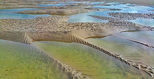 20. Platz: Naturliebhaberin mit Sedimentsstrukturen im Watt des Schleswig-Holsteinischen Wattenmeers vor Sankt Peter-Ording