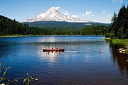 フッド山、前景はトリリウム湖