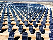 数千枚や数万枚のソーラーパネルを組み合わせ太陽光発電所を建設する例（米国・ネヴァダ州の太陽光発電所の例）