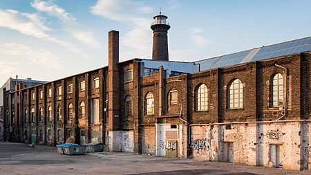 12. Platz: Superbass mit Helios Leuchtturm in Köln-Ehrenfeld, im Vordergrund die Ziegelfassade der ehemaligen Werkhalle, heute Rheinlandhalle