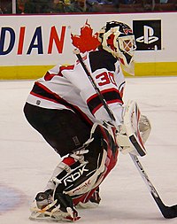 Photographie de Brodeur avec le maillot blanc des Devils