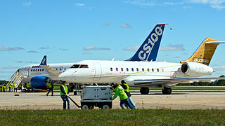 CS100 FTV-1 et l'avion de poursuite.