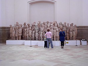 Esculturas de gesso criadas por Uchytilová antes de sua morte