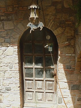 Polvere sull'ingresso di una locanda chiusa ad Anguillara Sabazia