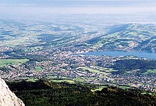 photo du Plateau suisse prise depuis le mont Pilatus, au premier plan la ville de Lucerne et les monts du Jura à l'arrière plan