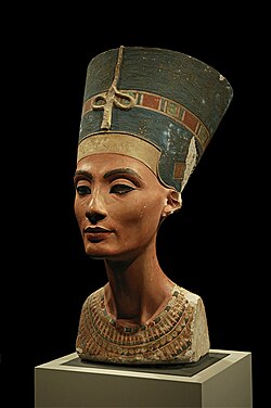 Nefertiti, bista koja se čuva u Antičkom muzeju u Berlinu