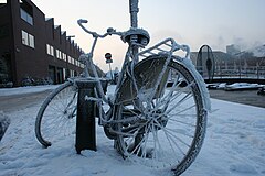 Met ruige rijp afgezette fiets in Amsterdam.