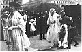 La Comtesse Clam-Gallas (à gauche, en manteau d’hermine) arrivant à la Votivkirche de Vienne à l’occasion du mariage d’une de ses sept filles, (couple de droite) la Comtesse Gabrielle Clam-Gallas au prince Adolf d’Auersperg. Les mariages de la haute aristocratie donnent lieu à d’exceptionnels évènements mondains.