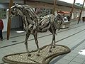 Sculptuur van een paard bij de hoofdingang