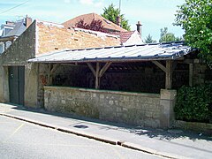 Le lavoir rue de Touteville, alimenté normalement par la source des Gourdeaux.