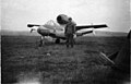 Americký voják hlídá proudový stíhací letoun Heinkel He 162. Datum a místo je neznámé.