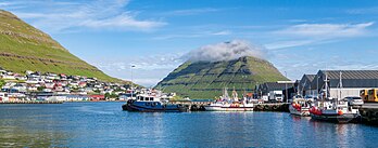 Le port de Klaksvík, sur l'île de Borðoy, avec au fond le Suður á Nakki, relief de l'île de Kunoy (îles Féroé). (définition réelle 5 962 × 2 345)