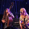 Lydia Loveless rechts, op 26 mei 2012 geboren op 4 september 1990