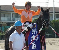 木村健（現：調教師）は、兵庫県競馬組合で使用が認められている橙色をベースにした、「橙・白山形一本輪」の騎手服を着用していた。