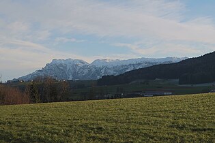 Untersberg von Nordwesten gesehen, mit gut sichtbarer Mittagsscharte