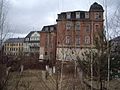 Sidonienstraße 1 im März 2011, links und im Vordergrund der Radebeuler Krater. Links sind zwei Gebäude der Funkenburg zu sehen. Links hinter dem Fotografen befindet sich der Bahnhof Radebeul Ost