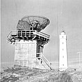 Funkmess-Ortungsgerät FuMO 214 („Seeriese“) der Kriegsmarine auf einem Betonturm im besetzten Dänemark neben dem Leuchtturm Blåvandshuk Fyr