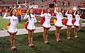 Cheerleader della squadra di football americano dell'University of Southern California, con l'uniforme classica, diffusa a partire dalla fine degli anni sessanta.