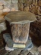 Ruche traditionnelle de Lozère (tronc de châtaignier évidé recouvert d'une pierre)[7]