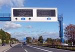 Ein dWiSta (dynamischer Wegweiser mit integrierten Stauinformationen) am Autobahnkreuz Mainz-Süd signalisiert eine Alternativroute für Frankfurt (aufgrund des Staus auf der A 60).