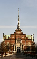 Beursgebouw met gedraaide toren