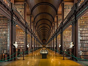 #4: La Long Room che ospita la biblioteca storica del Trinity College di Dublino. – Attribuzione: DAVID ILIFF (cc-by-sa-4.0)