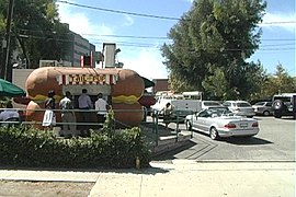 Tail O' the Pup hot dog stand in California[10]