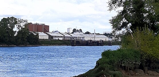 Appontements, hangars et cuves de stockage de l'Usine Brûlée au quai Émile Cormerais à Saint-Herblain, vus de Port Lavigne.