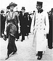 La comtesse Draskovich avec le Prince Ferdinand d'Auersperg aux courses de Freudenau, aux environs de Vienne. Ces courses furent une des distractions favorites de la haute aristocratie autrichienne, comme Ascot au Royaume-Uni.