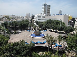 כיכר צינה דיזנגוף (מוכרת בשם כיכר דיזנגוף). הכיכר קרויה על שם צינה דיזנגוף, רעייתו של ראש העיר הראשון, מאיר דיזנגוף. הכיכר נחשבה במשך שנים רבות כאחד מסמליה של תל אביב. עיצוב הכיכר נעשה על ידי האדריכלית ג'ניה אוורבוך, שזכתה בתחרות העיצוב של הכיכר בשנת 1934. התכנון היה על פי קריטריונים של הסגנון הבינלאומי, שהיה הסגנון האדריכלי המרכזי בתל אביב בתקופה זו.