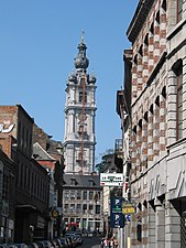 Le beffroi vu de la rue d’Havré.