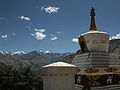 Chörten in Ladakh, im Hintergrund der Himalaya