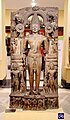 Indien: de:Nationalmuseum Neu-Delhi, Steinstatue des Sonnengottes de:Surya aus de:Konark, Orissa, mit Seitenfiguren, 13. Jahrhundert n. Chr.