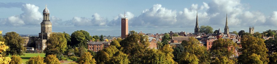 Panorama de Shrewsbury dende'l Shrewsbury School, en Kingsland. Les espiras visibles(De Izda‑Derch) pertenecen a St Chad's church, La torre del reló de Market Hall, St Mary's church, La ilesia de Alkmund, y St Julian's.