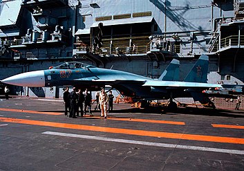 Un Sukhoi Su-33 sobre el portaaviones Almirante Kuznetsov