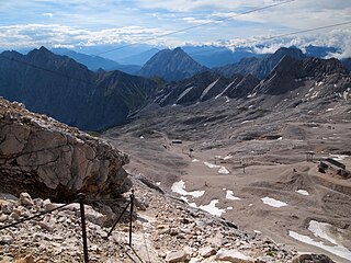 Trail up to the top and view to mountains in the South, photo with Hochwanner