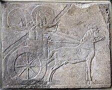 Arqueros asirios de Asurbanipal disparan contra los elamitas desde un carro de guerra (ca. 650 a. C.)