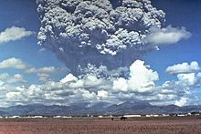 Una columna de cenizas gris se alza sobre la montaña