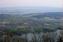 Ipsach as seen from the lake; Bellmund is to the rear.