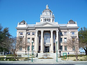 Lowndes County Courthouse (2010). Das Courthouse entstand 1905 im Stile des Neoklassizismus. Der Architekt Frank Pierce Milburn entwarf Courthouses aber auch andere öffentliche Gebäude in mehreren Bundesstaaten. Um das Gebäude sind mehrere Denkmäler für Veteranen unterschiedlicher Kriege gruppiert, auch eines für die Angehörigen der Confederate States Army. Im September 1980 wurde das Lowndes County Courthouse als drittes Objekt im County in das NRHP eingetragen.[1]