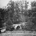 Tunuri confederate pe dealul de deasupra au tras rândurile unioniste de la podul lui Burnside. Fotografie făcută imediat după bătălia de pe Antietam, 1862.